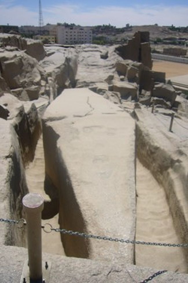 こんな感じでオベリスクを作っていたようです。<br />これは、製作中にひびが入ったので、そのまま放置したものと考えられています。<br />ここで作ったオベリスクをエジプトのあちこちに運んだなんて、すごい話ですね〜。