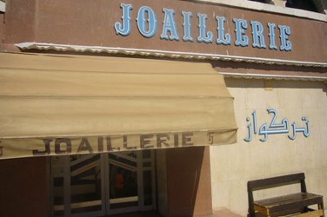 この後は、アクセサリー屋さんへ寄りました。<br />お土産屋さんですね。<br />ここではカルトゥーシュという古代エジプト文字のヒエログリフで描かれたペンダントトップなどが売っています。<br />買う気はまったくなかったのですが、見ていたら欲しくなって思わず購入です。表には王様の名前、裏には自分の名前をヒエログリフで掘ってくれます。金なので、結構なお値段します。ラピスラズリのアンクのペンダントトップも購入し、３００ＵＳドルほど。こちらはカードで支払ました。