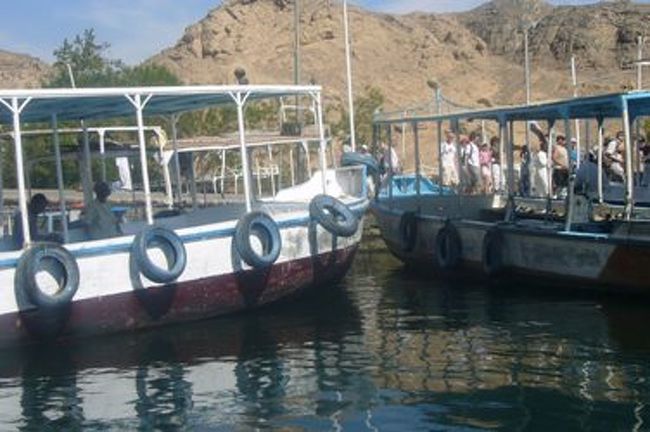 アクセサリーのお店で一息ついた後は、こんなボートに乗ってイシス神殿を目指します。