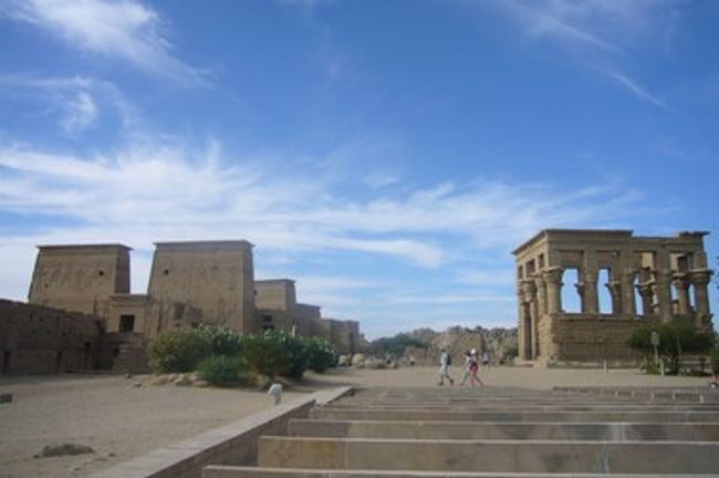 右側は、トラヤヌス帝のキオスク。