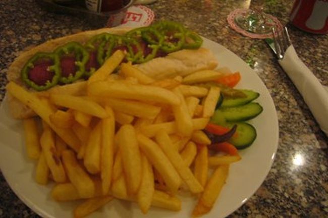 この日も夜ご飯はついていませんでした。<br />オプションでファルーカに乗れたり、ご飯を食べに行けたりしたのですが、相変わらずお疲れ気味だったのでホテル内で夜ご飯を食べる事にしました。<br />カフェっぽいお店で、ホットドッグを頼んだら、ポテトがこんなにいっぱい！当然食べきれませんでした・・・。