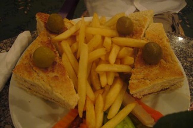 夫が頼んだクラブサンドも、ポテトがいっぱい！