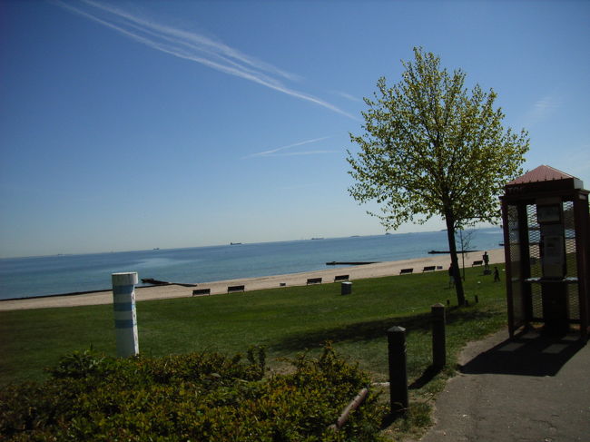 駅から歩いて海岸に辿り着く。