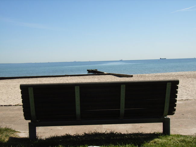 ベンチに腰掛けて海を眺める。