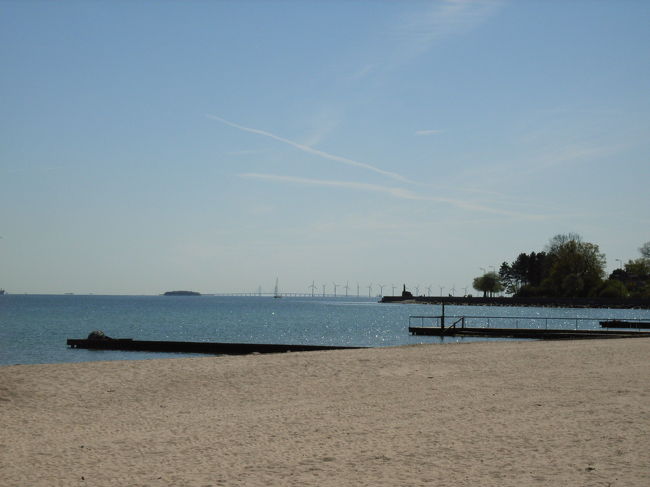 誰もいない静かな海。