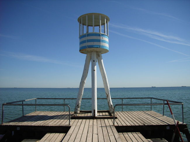 ビーチの監視塔。色合いが素敵。