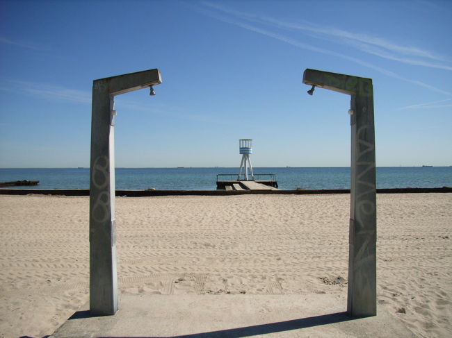 シャワーもおしゃれ。そこから見える監視塔もとても素敵な風景。