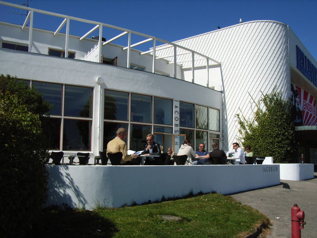 ヤコブセン・レストラン。写真を撮っているとオープンテラスで食事していた人が笑顔を返してくれました。