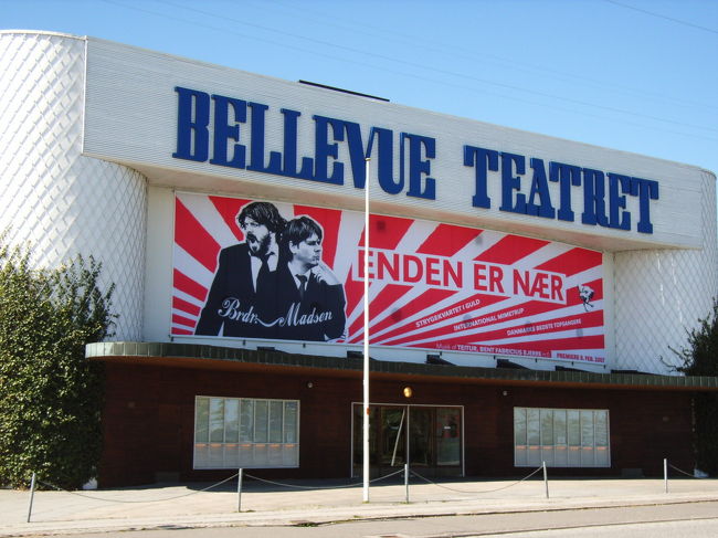 その隣にあるのが、これもアルネ・ヤコブセンが設計したベルビュー・シアター。