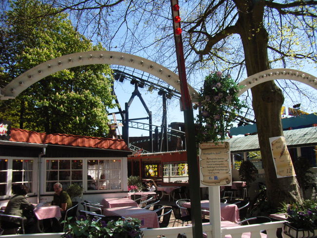 遊園地に入るのは無料です。（乗り物に乗る時はお金を払います） <br />