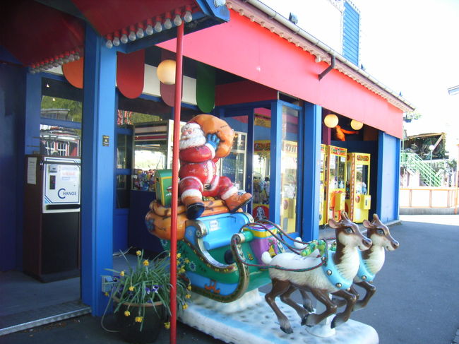 サンタクロース国際会議が開催される遊園地だからか、サンタの乗り物があった。