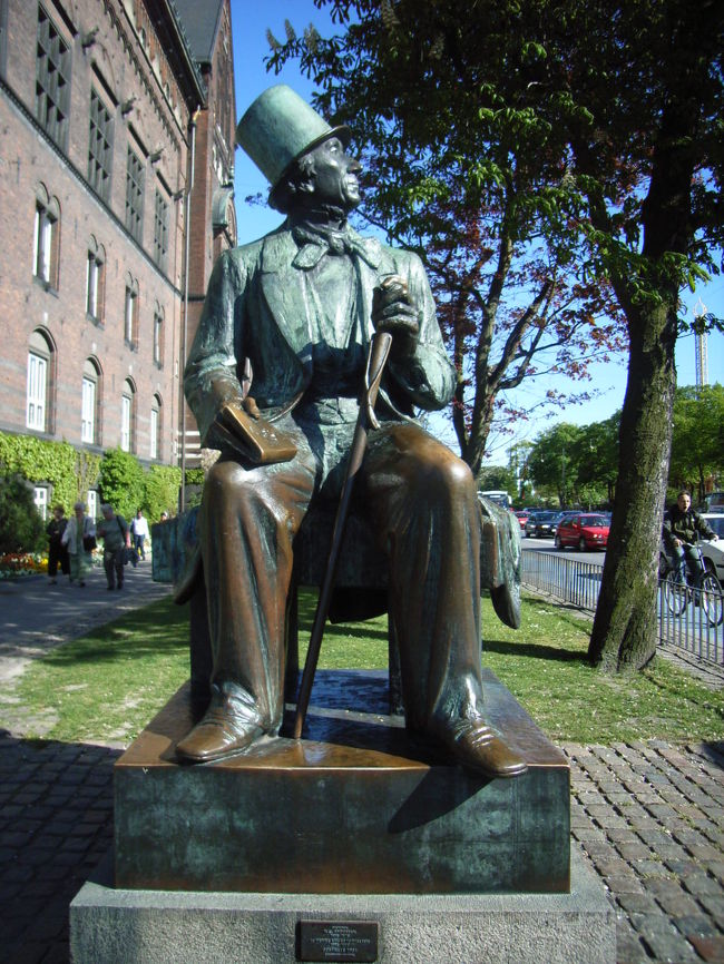 チボリ公園を見つめる、アンデルセンの像。