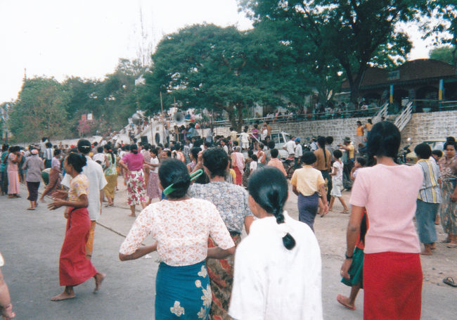 女性軍が勝った。大喜び！<br /><br />マンダレー