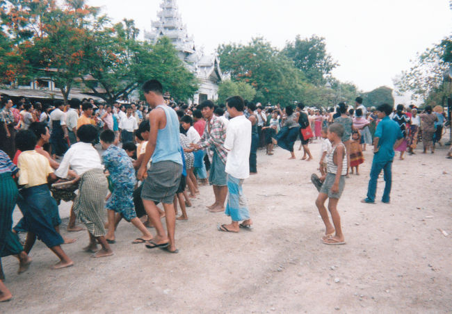 大人も子供もみな楽しそう。<br />中央に小さな舞台がありここで雨乞いの歌を皆で歌う。私も歌わせてもらう「アメアメフレフレ！アメアメフレフレ！」<br />みたいな<br /><br />マンダレー