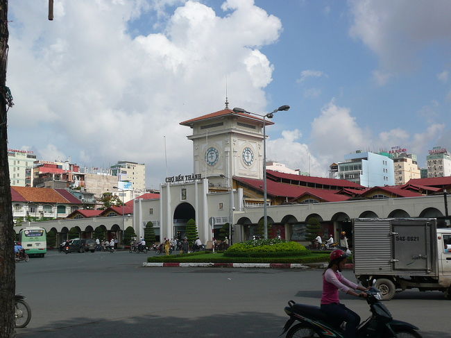 ベンタイン（Ben Thanh）市場<br /><br />規模が大きく、衣料品、日用雑貨、生鮮食料品、乾物、などなど何でもありで、小さい店舗がぎっしり。面白い。<br />