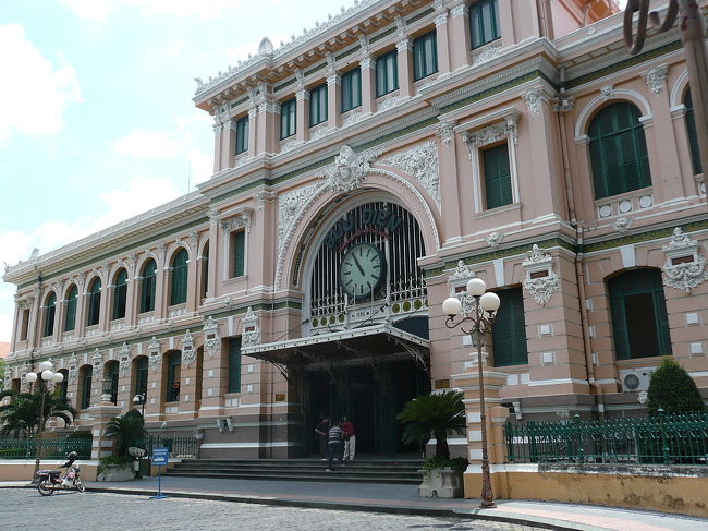 教会の隣の中央郵便局<br /><br />