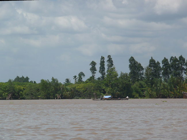 メコン河のミトーというところから、ボートに乗って島に向かいます。<br />