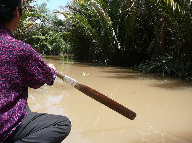 手漕ぎボートに乗り換えて、狭い水路を移動。<br />