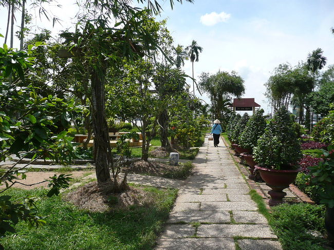 庭園に囲まれたレストランで昼食。<br />