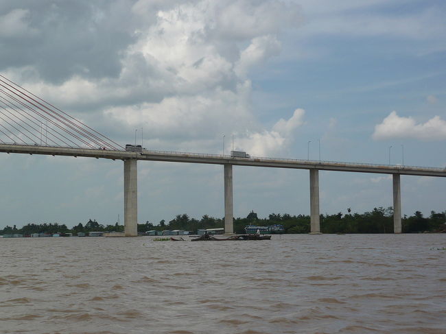 メコン河にかかる橋<br />