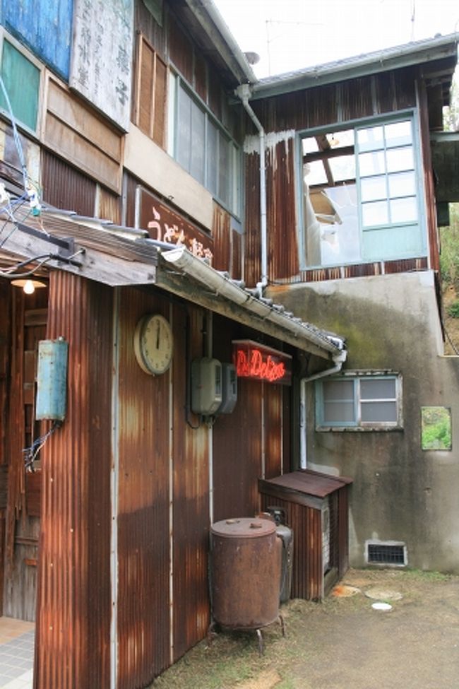 裏側。わざとボロボロにしているらしい。<br />もともと歯医者さんだったんだって。