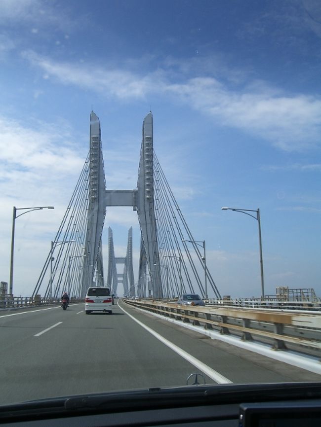 トイレ休憩の後、またまた走って、とうとう！瀬戸大橋横断！<br />ﾜｰｲヽ(ﾟ∀ﾟ)メ(ﾟ∀ﾟ)メ(ﾟ∀ﾟ)ノﾜｰｲ<br />んでもさー、途中「ハンドルがとられる・・」と夫が。<br />「あー、あれあれ・・えーと・・こいのぼりみたいなやつが、ま横になってたよ」<br />「あれは、吹流し」「あ、そか・・汗」<br />橋の真ん中では、風がきついです！注意しましょう。