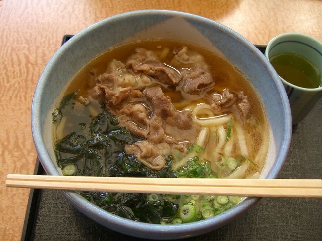 ほんで、そこのレストランに入って、オーダーしたのが、「肉うどん」ですわね。<br />お味・・・コシもあって、そこそこおいしゅうございました。