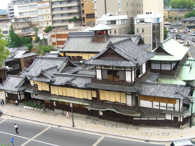 (ﾟДﾟ)ﾉ ｧｨ 　「あっ！」っちゅー間に、道後到着でございます。<br />いやー、早いですねー。・・・って、うどん食べて、私は爆睡してたもんで、起きたら着いてましたよww<br /><br />