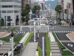 　高架の高知駅から今から乗る土佐電気鉄道をながめます。