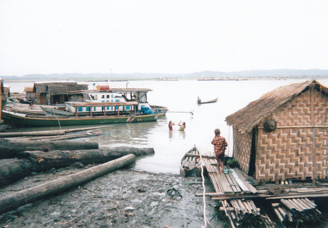 川で洗髪しています。<br /><br />エーヤワディ川　マンダレー