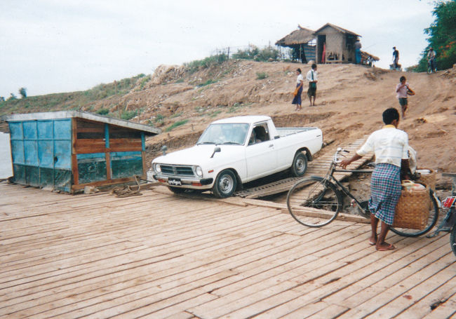 渡し場<br />といってもただの土手なんですが<br /><br />マンダレー近郊