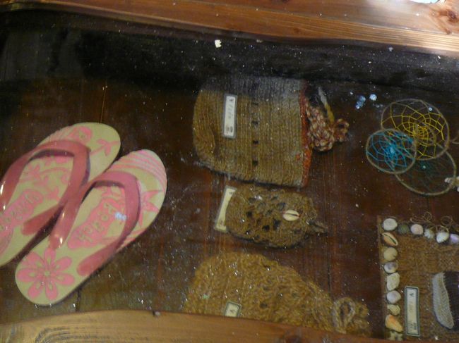 ビーチサンダルに模様を入れたり、手編みのバック？も作れます。