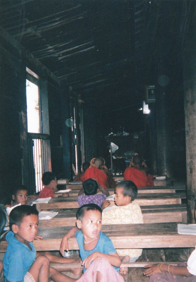 寺子屋みたいなところでお経を唱えています<br /><br />インワ