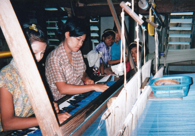 織物工場<br /><br />マンダレー近郊