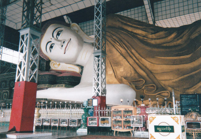 マンダレーからヤンゴンへ12時間ぐらいは走ったでしょうか、今日中にヤンゴンに到着するのは無理ということで、バゴーで1泊しました。この町は寝釈迦で有名だそうです。<br /><br />余談ですが、猿岩石もヒッチハイクでバゴーに来ていて、日本に帰ってテレビを見ていたら、見覚えのある客引きが猿岩石を同じように誘っていました。<br />ただそれだけ。<br /><br />バゴー