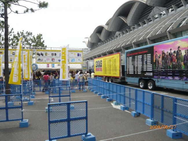 移動したところの近くでは<br /><br />http://exile.jp/spinfo/spinfo02.html<br />警備員さん、タオルで汗を拭ってました。<br /><br />蒸し暑さ、今月一番の日。