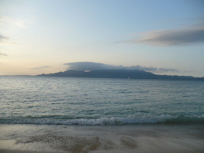 ところが、浜への道はレンタカーで降りていったら登れなくなりそうなほど　ぬかるんでぐちゃぐちゃ。<br />しかも大型ダンプや重機が工事のため出入りしているので轍がメチャ深くなってました。<br />大雨の後なので仕方ないと行くのをあきらめました。<br /><br />それで名護までもどりホテルにチェックイン。<br />ホテル前のいちゃんだビーチは意外に綺麗でした。<br />シュノーケリング向きじゃないけどファミリーで海水浴やビーチパーティ向きの穴場ビーチですね。