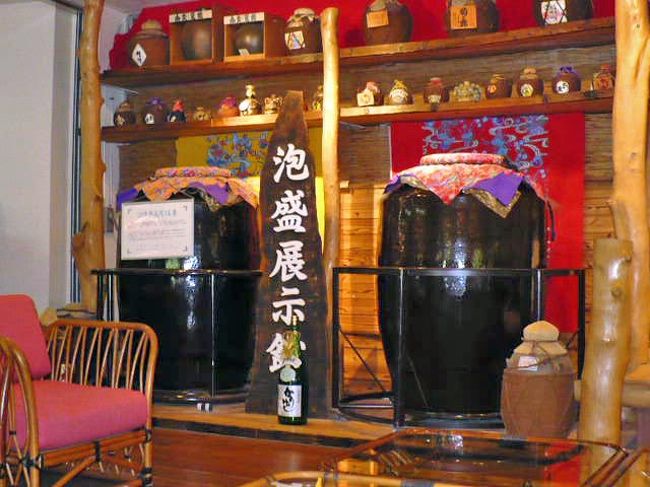 今回は２食付で５０００円台というお値打ち価格につられてサンコーストホテルに宿泊しました。<br />ロビーには色々な泡盛の展示があったりして面白い。<br />チェックイン後、案内は無いので自分で荷物を持って部屋へ行きます。<br />こういうホテルは気楽に滞在できるので私たち夫婦向き。<br />高級ホテルにビーサンでぺたぺたってちょっと恥ずかしいし、ダンナ様なんてマリンタオルでほっかむりしてる怪しい人だし。