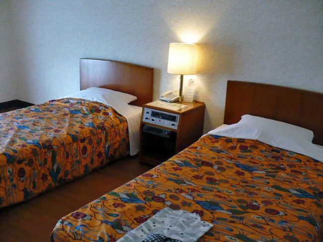 ホテルの部屋は広々〜。<br />ベッドルームに和室、ダイニング、バスルームはちょっと狭いけど激安！<br />ミニキッチンや冷蔵庫もあるので長期滞在も良さそうでした。<br /><br />床はフローリングなので気持ち良いし。