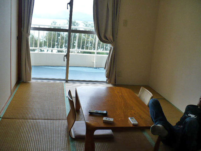 ちょっと残念なのは和室にしかＴＶが無い所かな？<br />でも小さなお子様連れのファミリーには畳のスペースって便利ですよね〜。<br /><br />とりあえずホテルの選択は◎<br />明日からのダイビングも◎だといいなぁ。<br />