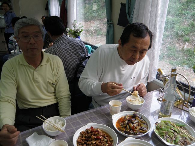 （成昆鉄路食堂車の中で）<br />この練馬からきた、材木屋のオジサンの<br />箸さばき、指の使い方、回りの中国人の<br />若い連中見習いなさい、<br />但しこのオジサン困ったことに<br />茄子の炒め物しか食べない。