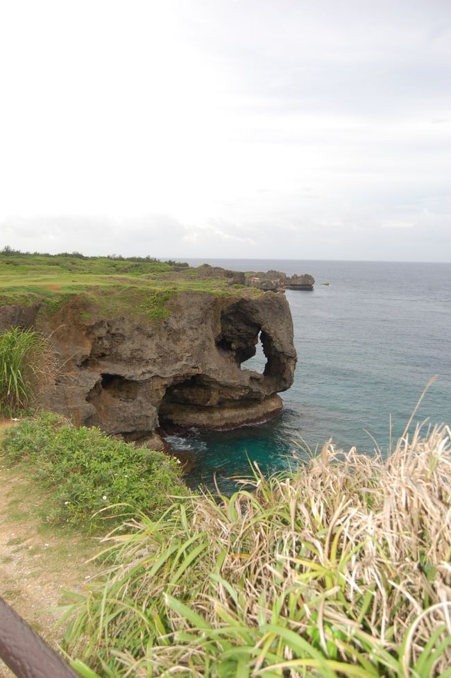 万座毛の眺めです♪<br /><br />けっこうたかいですねぇ！！<br />ここは夕日がすっごく！！きれいだそうですよ＞▽＜<br /><br />カップルにはオススメなんですってぇ○´з｀○<br />女二人でさみぃぃ〜笑<br /><br /><br /><br />