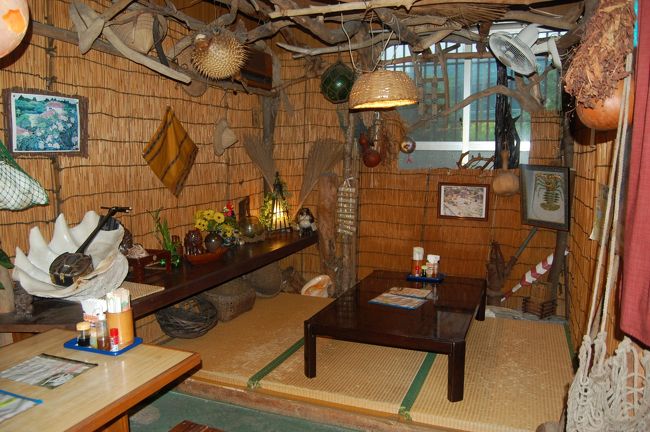 お店の中は、おきなわっぽくて可愛かったです♪<br /><br />ピンクマーリンクラブから車で5分くらいです☆<br /><br />