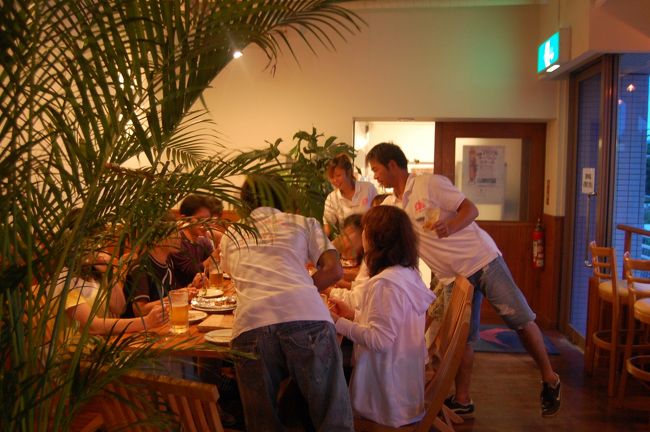 そして、今日はピンクと一緒もぐったみなさんとラウンジでパーティ♪<br /><br />一人で来ることも多い私にとっては、こういう集まりがとってもうれしくて、楽しい＾▽＾<br /><br />ダイバー仲間が増えてうれしい♪<br /><br />じつは、今日一緒に参加してる友人もここでであったダイバー仲間なんです＞▽＜<br />