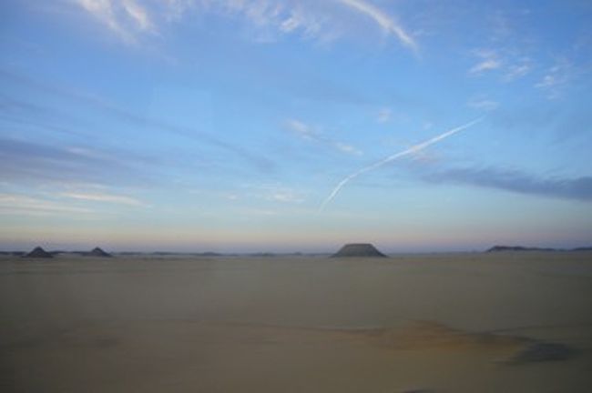 ５日目は、とても早い集合時間でした。<br />何と！午前２時頃。<br />これから行くアブシンベル神殿へは、バスで３時間３０分もかかる道のり。<br />に加えて、危険な道のりなので、観光バス数十台とポリスが一緒に連なって走るそうです。<br />私は昨夜の腹痛はすっかり治まっていたのですが、な、な、何と！夫が「お腹の調子が悪い」と言い出すではないですか。<br />一応バスにもトイレはついております。が、一度トイレの近くに座った時、誰かがトイレを使用して、ニオイがかなり漂ってきたのです。なので、添乗員さんもバスのトイレの使用はあまり勧めず。夫も、何とか３時間３０分持ちこたえるよう努力することにしたようです。