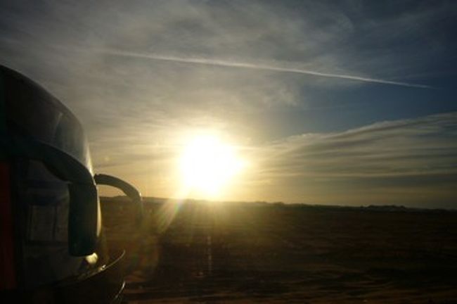 バスに数時間揺られ、朝陽も見えてきました。<br />私は眠りこけていたのですが、夫は全然眠れなかったようです・・・。<br />ようやく到着！<br />となった時には、ガイドさんより前を行き、ダッシュでトイレに向かっていました。<br />