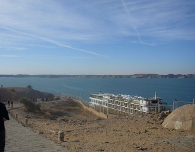 ところで、これからトイレを利用するのに小銭があまりないかもしれない、と心配になった夫。<br />売店で、メントスを買ってきました。このメントスがなんと２０エジプトポンドもしたのです！日本円にしたら３６０円ぐらい。なんて高い！もっと安いと思っていた夫は、２０エジプトポンド札を出して、お釣りも貰えず、ただただ高いメントスを買っただけでした・・・。<br /><br />さてさて、ようやくアブシンベル神殿を目指します。<br />右手には、ナセル湖。