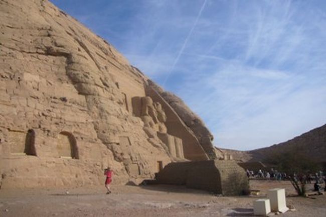 テクテク歩いていると、ついに！左手に見えてきましたよ！<br />アブシンベル神殿が！