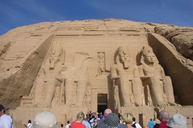 ようやく正面！<br />ＴＢＳで放送されている「ＴＨＥ　世界遺産」という番組でこのアブシンベル神殿を見て、いつか生で見てみたいな〜とは思っていたけど、こんなに早く実現するとは思っていませんでした！<br />この神殿は、アスワンハイダム建設計画により水没の危機にあったのをユネスコによって国際的救済活動でこちらに移築されたものです。このことが「世界遺産」のきっかけになったそうで、世界遺産第一号です。