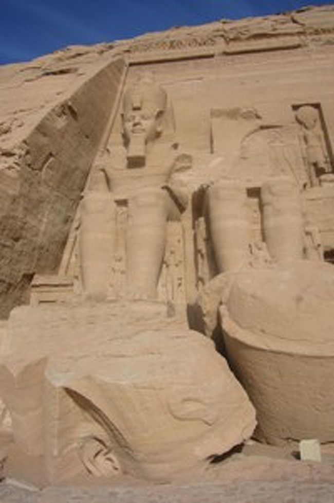 左から２番目の像は、頭が崩れ落ちてしまっています。<br />ちなみに、ラムセス２世の像です。